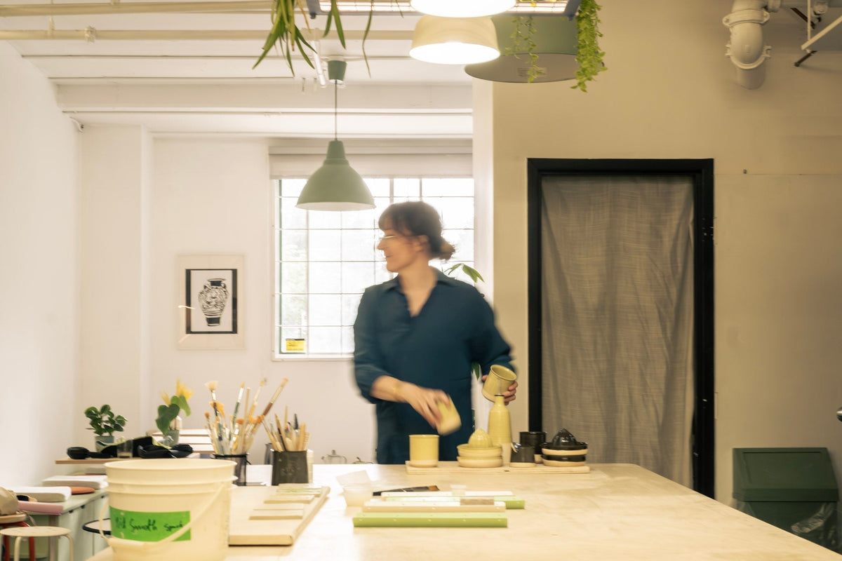 Ceramiste dans son atelier de poterie indutriel