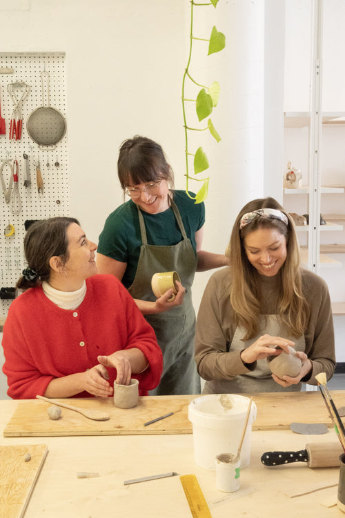 Cours d’initiation au façonnage chez Tendre Atelier avec participantes en atelier