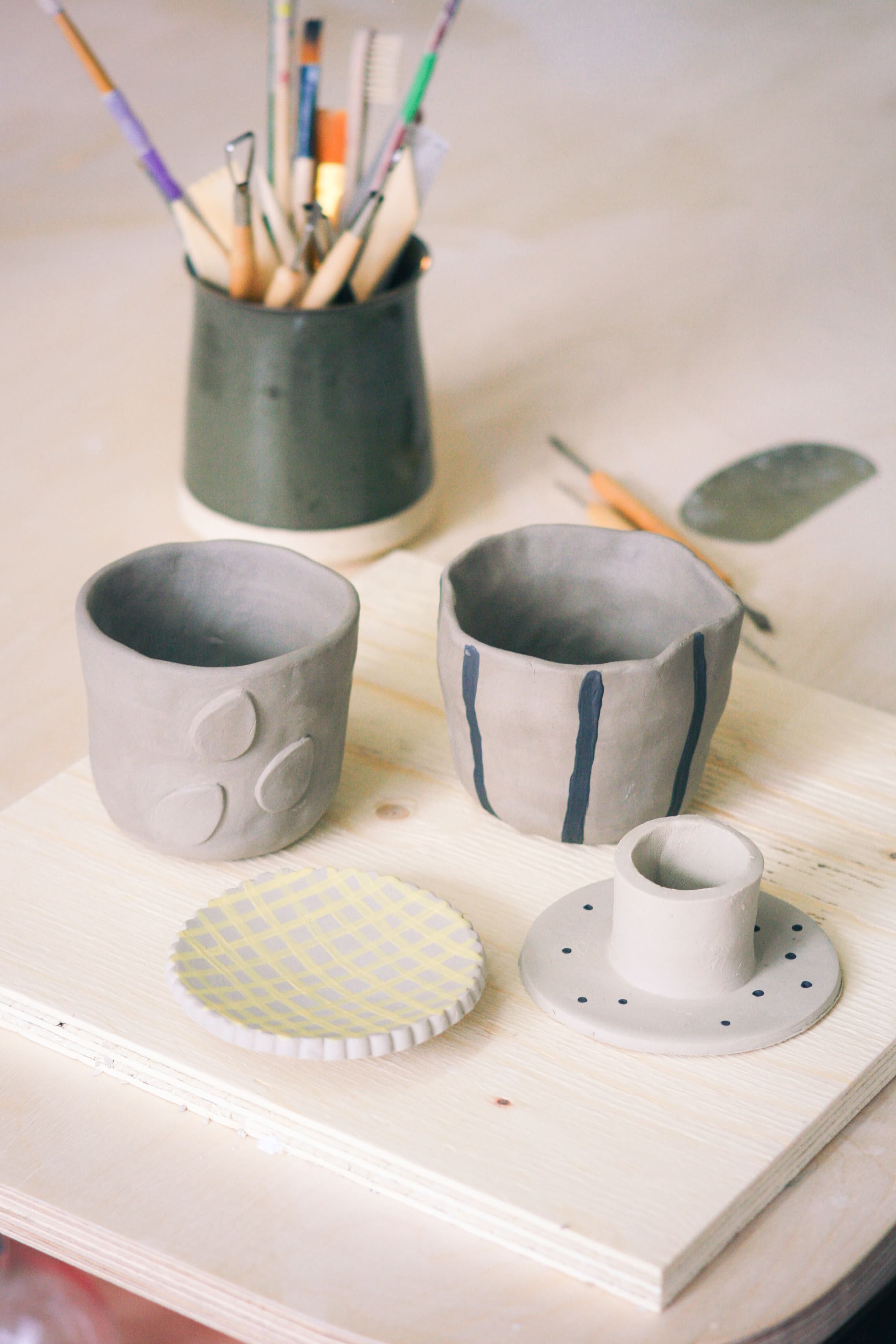 Pièces en argile réalisées lors d’une initiation au façonnage chez Tendre Atelier